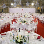 Elegante festa di Natale 2014 Magazzino Allied International. Tavoli imbanditi, decorazioni festive e atmosfera raffinata.