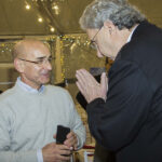 Festa di Natale 2015 Allied International: due uomini in conversazione durante l'evento aziendale.