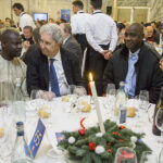 Festa di Natale 2015 Magazzino Allied International: persone a tavola, atmosfera conviviale.