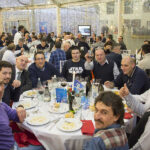 Festa di Natale 2015 Magazzino Allied International: Gruppo di persone a tavola, atmosfera conviviale.