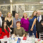 Festa di Natale 2015 Magazzino Allied International: gruppo di persone sorridenti alla cena aziendale.