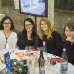 Festa di Natale 2015 Allied International: quattro donne sorridenti a tavola, atmosfera festiva. IMG_1892