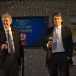 Festa di Natale 2015 Magazzino Allied International: due uomini al microfono.