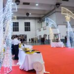 Festa di Natale 2016 Magazzino Allied International: decorazioni luminose, buffet e persone. Atmosfera festiva.