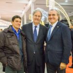 Tre uomini sorridenti alla Christmas Party 2016 Magazzino Allied International. Festeggiamenti natalizi.