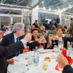 Brindisi festivo al Christmas Party 2016 di Magazzino Allied International. Tavola imbandita, calici alzati.