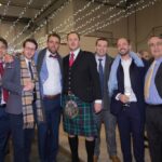 Gruppo di persone al Christmas Party 2017 Magazzino Allied International, uomo in kilt. IMG_23