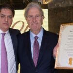 Magazzino Allied Christmas Party 2017: due uomini in posa con pergamena premio.