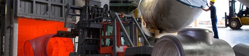 Produzione industriale: tubi in acciaio, lavorazione metalli, operai al lavoro, macchinari pesanti.