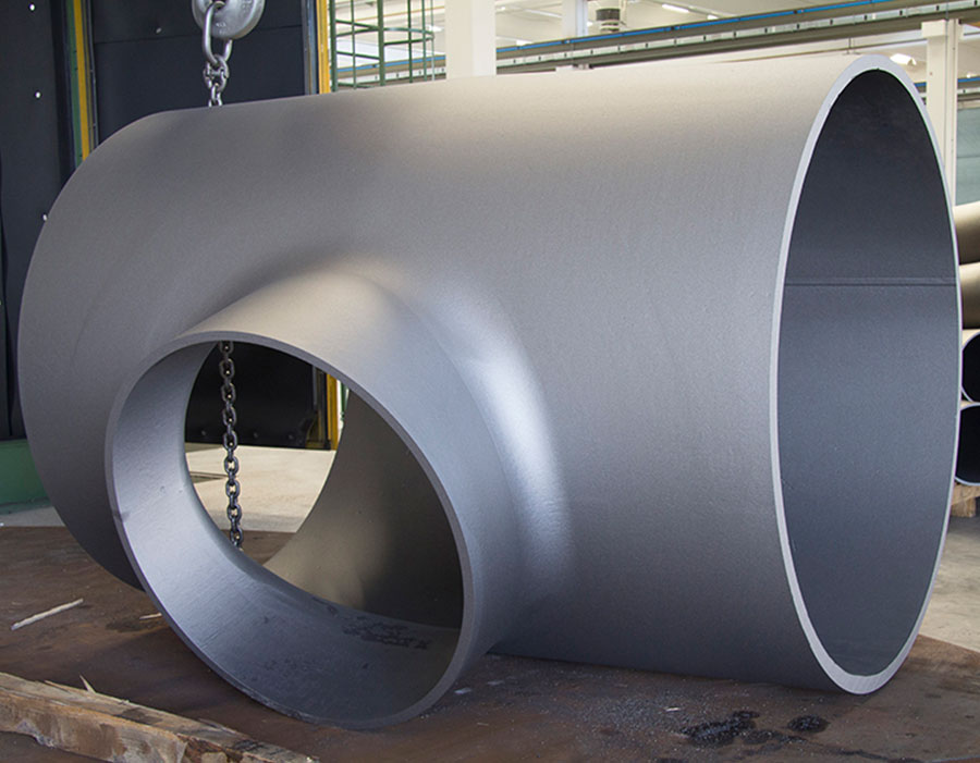 Raccordo a T in acciaio inox, giunzione tubi industriali. Componente idraulico per impianti.