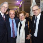 Foto di gruppo alla Festa di Natale 2019 Magazzino Allied International. Persone sorridenti, atmosfera festiva.