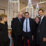 Magazzino Allied International: Gruppo di persone alla Festa di Natale 2019, atmosfera festiva e sorrisi.
