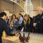 Festa di Natale 2019 Magazzino Allied International: persone al buffet con bevande, evento aziendale.