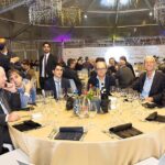 Festa di Natale 2019 Magazzino Allied International: tavolo imbandito e persone.