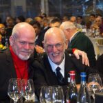 Festa di Natale 2019 Magazzino Allied International: due uomini sorridenti a tavola.