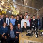 Gruppo di persone alla Festa di Natale 2019 Magazzino Allied International. Atmosfera festosa, sorrisi e decorazioni.
