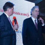 Magazzino Allied International: Uomini al Christmas Party 2019 con microfoni.