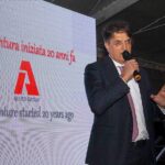 Festa di Natale 2019 Magazzino Allied International: oratore con microfono e logo Allied Group.
