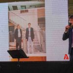 Festa di Natale 2019 Magazzino Allied International: presentazione aziendale con relatore che parla al microfono.