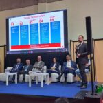 Presentazione all'Nuclear Power Expo di Piacenza, Italia, maggio 2025. Relatore al microfono.