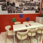 Stand ITER Business Forum Marsiglia: tavolo riunioni, sedie, immagini tubi e piegatura a caldo.