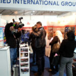 Fiera Oil&Gas Algeria 2015: Stand fornitori prodotti e servizi. Cameraman riprende intervista. Affluenza visitatori.