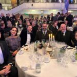 Cena annuale NIA a Londra: Tectubi Raccordi sponsor d'oro. Gruppo di persone eleganti a un tavolo.