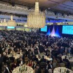 Tectubi Raccordi sponsor NIA Dinner a Londra: sala gremita, lampadari, tavoli eleganti. NIA-2025.